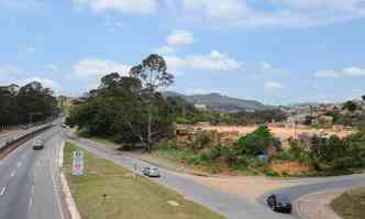 Compare a situao no mesmo local em outubro de 2016, quando rea construda era menor no mesmo Bairro Bonsucesso(foto: Euler Jnior/EM/D.A PRESS - 11/10/2016)