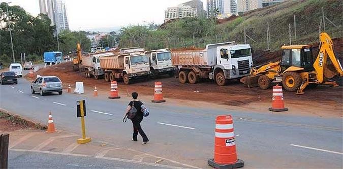 Máquinas retomaram intervenções depois de acordo para proteção de área da Estação do Cercadinho(foto: Gladyston Rodrigues/EM/D.A P) Máquinas retomaram intervenções depois de acordo para proteção de área da Estação do Cercadinho(foto: Gladyston Rodrigues/EM/D.A P)