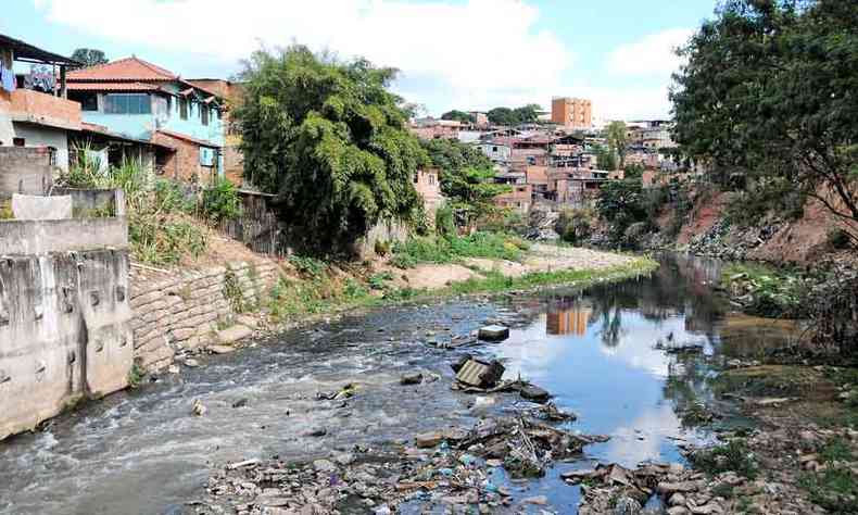 No Brasil, cerca de 100 milhes de pessoas vivem sem acesso a redes de esgoto e 35 milhes no dispe de gua encanada e tratada em suas residncias(foto: Juarez Rodrigues/EM/D.A Press 1/9/20)