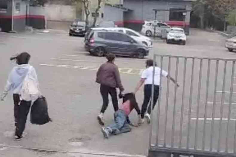 Homem sendo arrastado por duas mulheres em uma rua de So Paulo