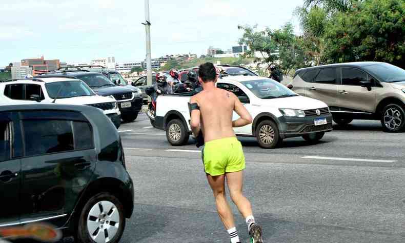 (BH %u2013 MG %u2013 Corredor se exercita entre carros na Avenida Nossa Senhora do Carmo) 