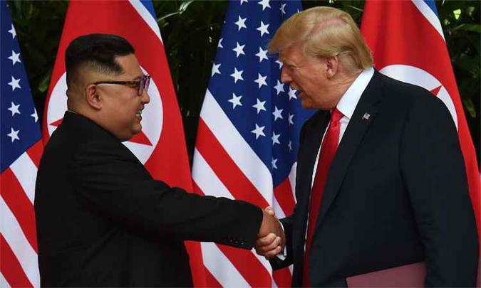 Trump e Kim apertaram as mãos em Singapura na terça-feira, em um encontro sem precedentes(foto: AFP / POOL / Anthony WALLACE ) Trump e Kim apertaram as mãos em Singapura na terça-feira, em um encontro sem precedentes(foto: AFP / POOL / Anthony WALLACE )