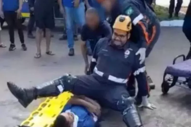 O socorrista Gustavo Rios, do Samu, escorregou, enquanto fazia um atendimento, e acabou caindo em cima do paciente