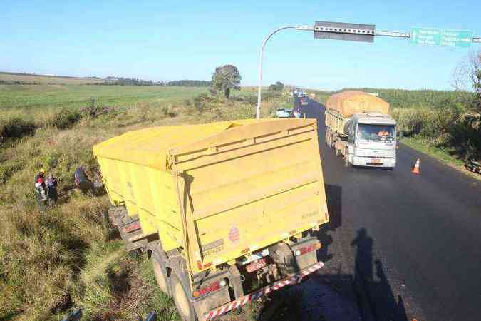 Caminho e carro foram jogados para fora da pista depois da coliso(foto: Cleiton Borges/Correio de Uberlndia/Divulgao )