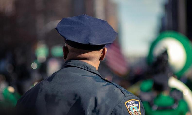 policial de Nova York de costas 