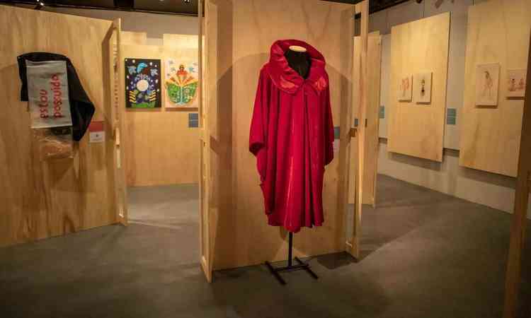 Manteau vermelho exposto na Casa Fiat. Figurino pertenceu  pintora Tarsila do Amaral