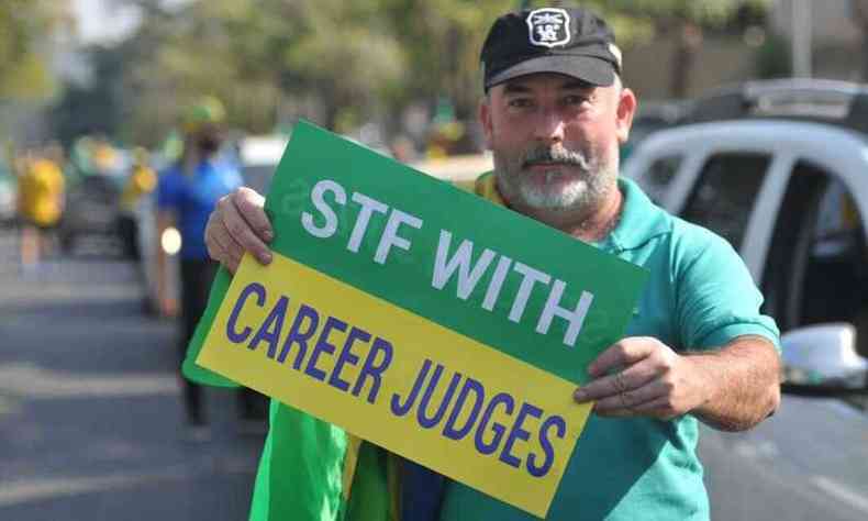 Com cartaz em ingls, manifestante acusa STF de ter ''juzes de carreira''