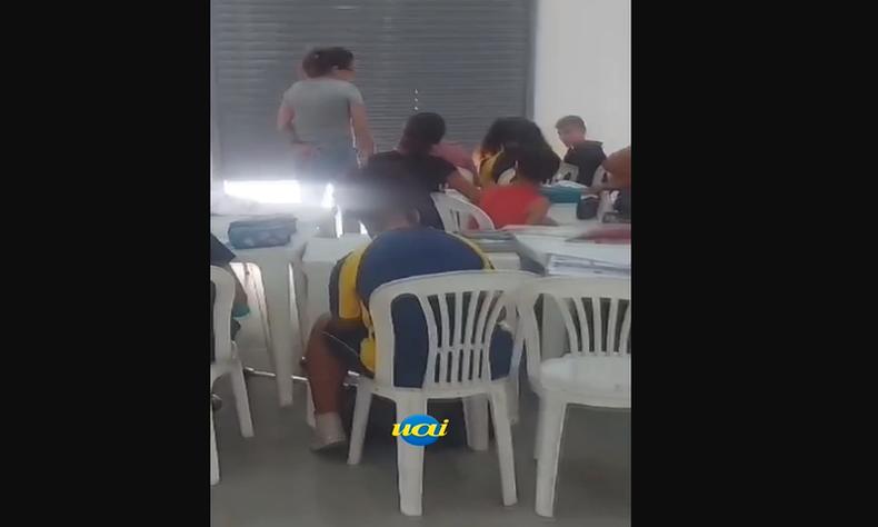 Vdeo mostra as condies das salas de aula com alunos sentados em cadeiras de plstico