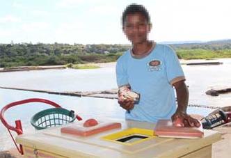 Matriculado no 6 ano, garoto de 13 anos estuda e vende picols no interior de Minas para ajudar a famlia(foto: APARCIO MANSUR/ESP. EM/D.A PRESS)