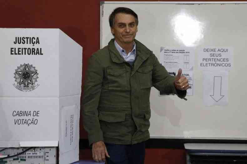 Bolsonaro faz sinal positivo depois de votar em 15 de novembro de 2020(foto: Tnia Reg/Agncia Brasil)