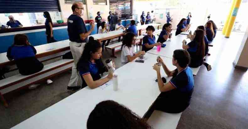 Alunos assistem a aula presencial na capital amazonense, que comeou a reabrir escolas pblicas na segunda-feira (foto: Tcio Melo/Secom-AM)