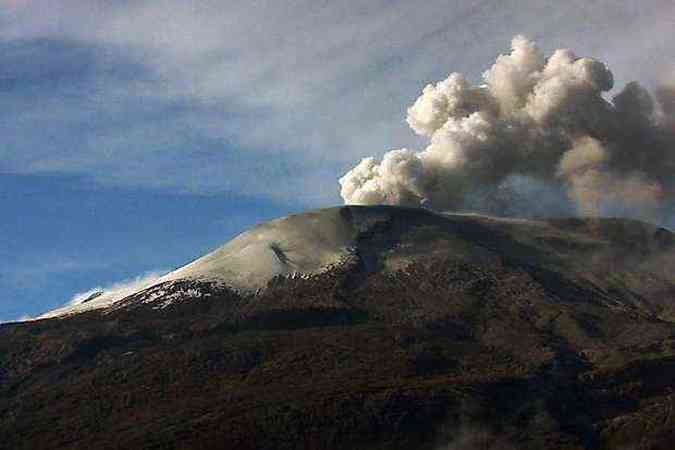 O vulco Nevado del Ruiz expeliu cinzas e fumaas nesta tera-feira (foto: INGEOMINAS / AFP)
