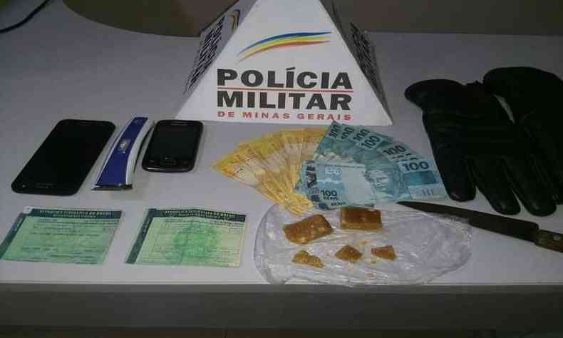 Dinheiro e tabletes de crack apreendidos durante a operao. (foto: Divulgao/PMMG. )