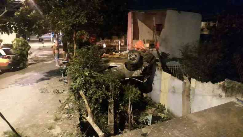 Acidente envolvendo um motorista com suspeita de embriaguez causou estragos no bairro Paqueta(foto: Maurcio Campos / Defesa Civil de Belo Horizonte)