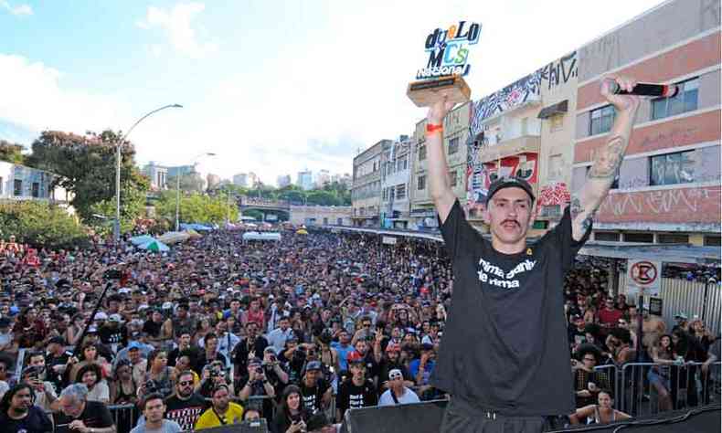 MC Miliano, do Mato Grosso do Sul, comemora a vitria na final do Duelo de MCs 2018, realizado na Rua Aaro Reis, em frente ao Viaduto Santa Tereza(foto: Leandro Couri/EM/D.A Press)