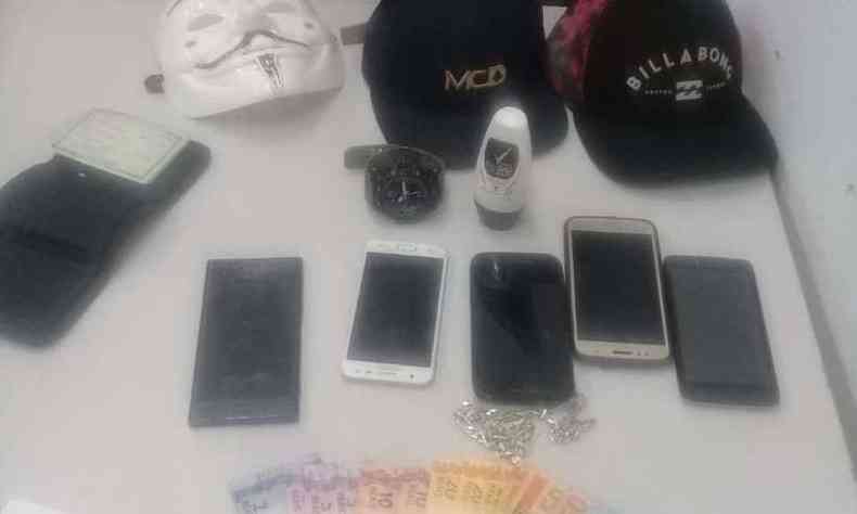 Foram apreendidos um cordo de prata, cinco celulares, tnis, carteira, carregador de celular e R$ 190 em dinheiro(foto: PM/Divulgao)