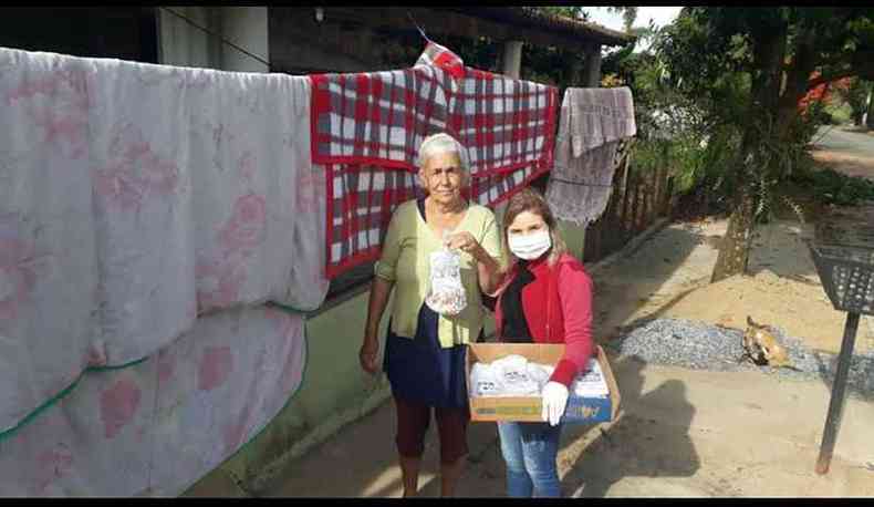 Mscaras foram distribudas gratuitamente para a populao(foto: Divulgao/Prefeitura de Cedro do Abaet)