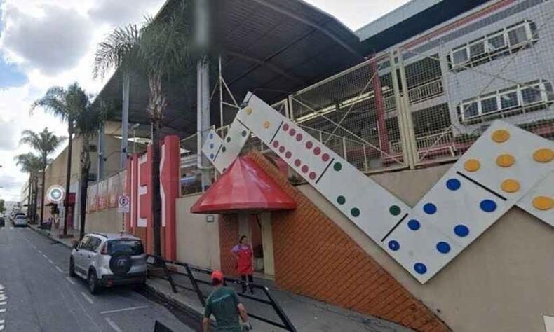 Escola em Contagem: professores, pedagogos e demais funcionários vão preparar conteúdos para as crianças, que voltarão em 9 de agosto(foto: Reprodução/Google Street View) Escola em Contagem: professores, pedagogos e demais funcionários vão preparar conteúdos para as crianças, que voltarão em 9 de agosto(foto: Reprodução/Google Street View)