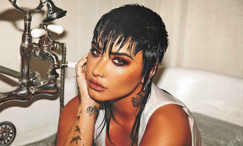Demi Lovato with a rocker look in the video for 'Skin of my teeth': the singer celebrates her return to the stage after four years away from the tours Demi Lovato, with short, wet hair, in a bathtub next to the faucet