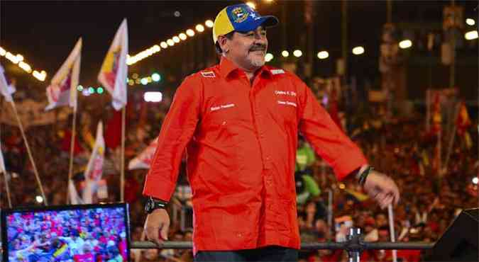 Lenda do futebol mundial, Diego Maradona participou de comcio em apoio a Maduro na noite desta quinta-feira (foto: AFP PHOTO/Luis Acosta )