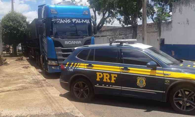 A carreta estava carregada com 51 toneladas de pisos(foto: PRF/Divulgao)