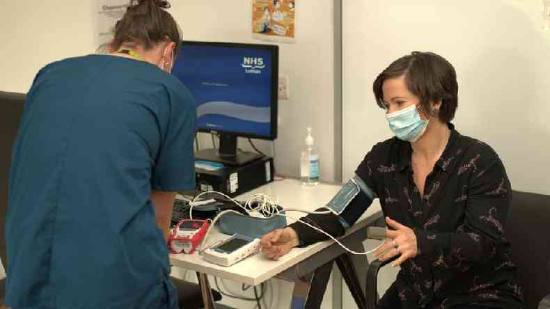 Lucy durante exames para investigar covid longa(foto: BBC)