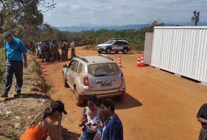 Bloqueio em Bento Rodrigues foi ampliado e moradores não puderam seguir até as casas para pegar documentos e procurar animais de estimação(foto: Alexandre Guzanshe/EM/D.A.Press) Bloqueio em Bento Rodrigues foi ampliado e moradores não puderam seguir até as casas para pegar documentos e procurar animais de estimação(foto: Alexandre Guzanshe/EM/D.A.Press)