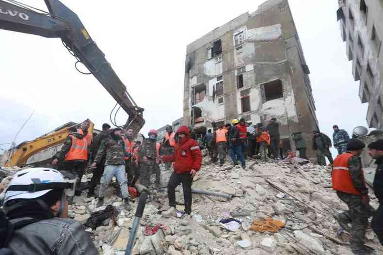 Prdio em escombros na Sria; voluntrios buscam sobreviventes