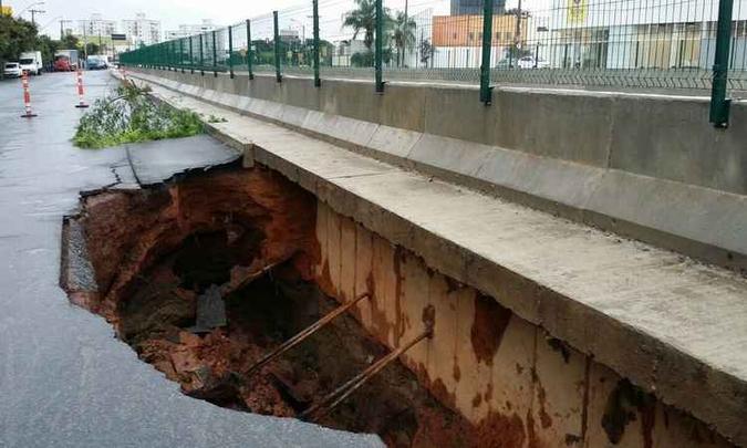 Cratera está às margens do canal do Córrego Ressaca. Local recebeu obras durante dois anos por causa de problemas ocasionados em períodos de chuva(foto: Paulo Filgueiras: EM/ D.A Press) Cratera está às margens do canal do Córrego Ressaca. Local recebeu obras durante dois anos por causa de problemas ocasionados em períodos de chuva(foto: Paulo Filgueiras: EM/ D.A Press)