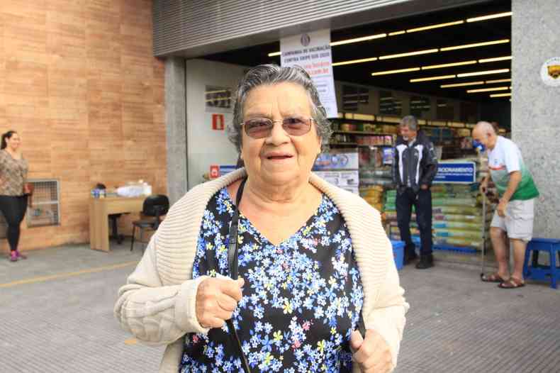 Norma Juazeiro dos Santos, de 82 anos, desistiu de tomar a vacina quando viu o tamanho da fila formada em frente a drogaria Arajo: 'Vou ver se volto amanh'. (foto: Edsio Ferreira/EM/D.A Press)