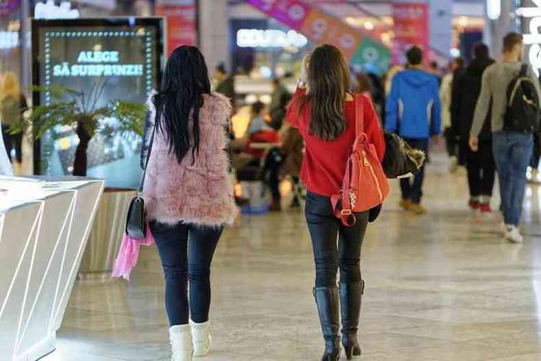 Clientes mulheres caminham em shopping