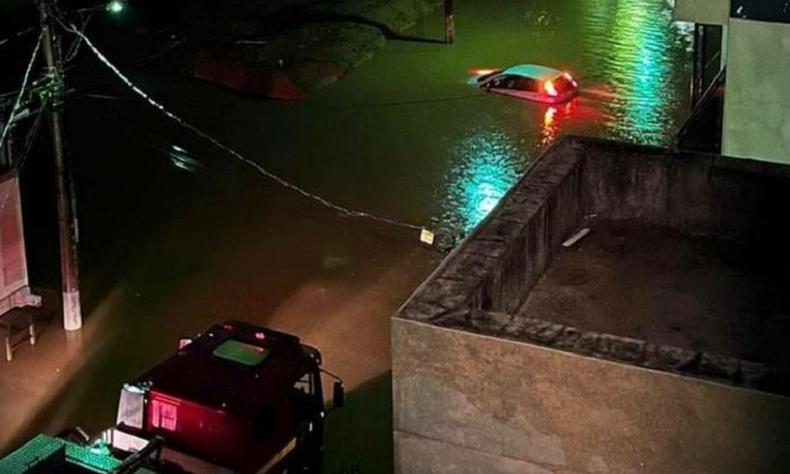 Carro quase todo submerso