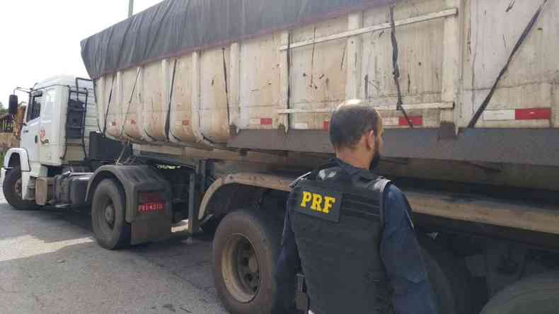 Carreta roubada no Rio de Janeiro e de placa clonada  retida pela PRF em Sabar(foto: PRF/Divulgao)