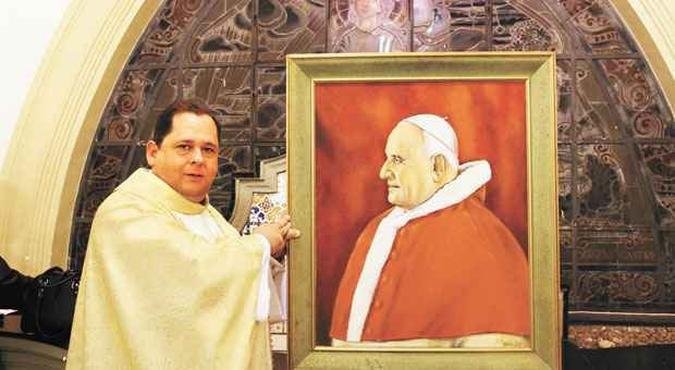 Na Igreja do Carmo, um retrato de Joo Paulo II foi levado ao altar(foto: Rodrigo Clemente/EM/D.A PRESS)