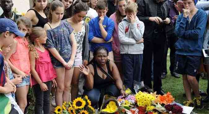 Sul-africanos rezam diante da casa de Nelson Mandela em Johannesburgo (foto: AFP PHOTO / STEPHANE DE SAKUTIN )