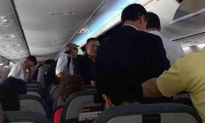 Passageiros aguardaram por mais de 1 hora dentro da aeronave(foto: WhatsApp/Reproduo)