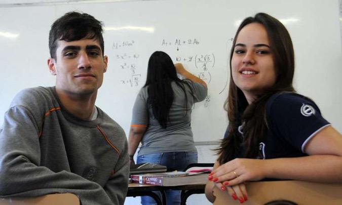 Guilherme Alcântara e Helena Tonelli Reis integram grupo que desafia problemas e se inspira em exemplos para sonhar com o magistério(foto: Beto Novaes/EM/D.A Press) Guilherme Alcântara e Helena Tonelli Reis integram grupo que desafia problemas e se inspira em exemplos para sonhar com o magistério(foto: Beto Novaes/EM/D.A Press)