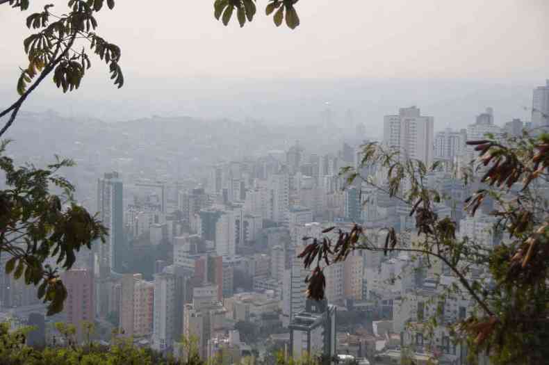 Vista de parte de Belo Horizonte encoberta pela fumaa dos incndios florestais nos arredores da capital (foto: Juarez Rodrigues/EM/D.A Press)