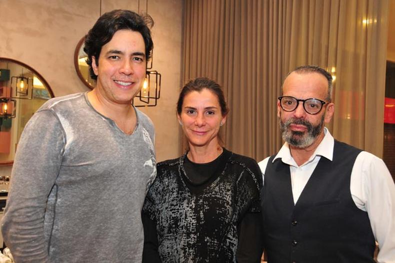 Para começar bem o ano três pessoas especiais, o DJ Carlo Dee, a estilista de bolsas e objetos de casa em couro Elisa Atheniense e o homem de marketing Luiz Sternick(foto: Ramon Lisboa) Para começar bem o ano três pessoas especiais, o DJ Carlo Dee, a estilista de bolsas e objetos de casa em couro Elisa Atheniense e o homem de marketing Luiz Sternick(foto: Ramon Lisboa)