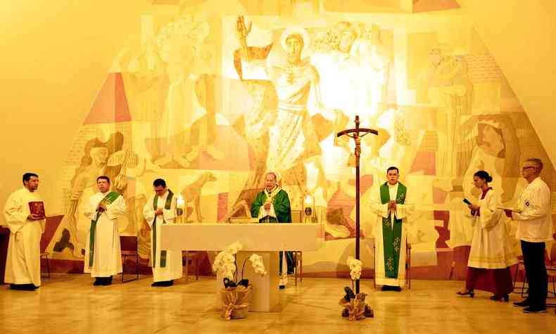 Dom Walmor, arcebispo metropolitano de Belo Horizonte, celebra missa para JK, tendo ao fundo do altar o painel criado por Niemeyer para a igrejinha da Pampulha, em BH