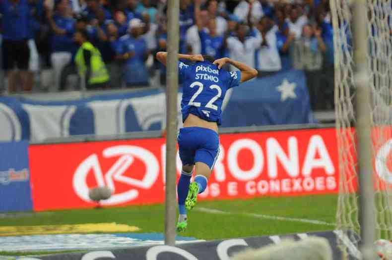 Jovem Stnio marcou o gol da vitria do Cruzeiro em cima do Bahia por 1 a 0, no Mineiro, pela Srie B do Campeonato Brasileiro