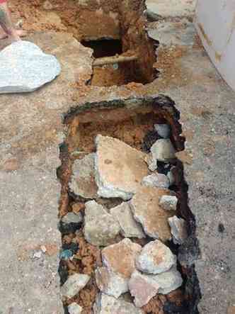Buracos onde estavam sendo escavados os tneis no Ceresp Betim (foto: Divulgao)