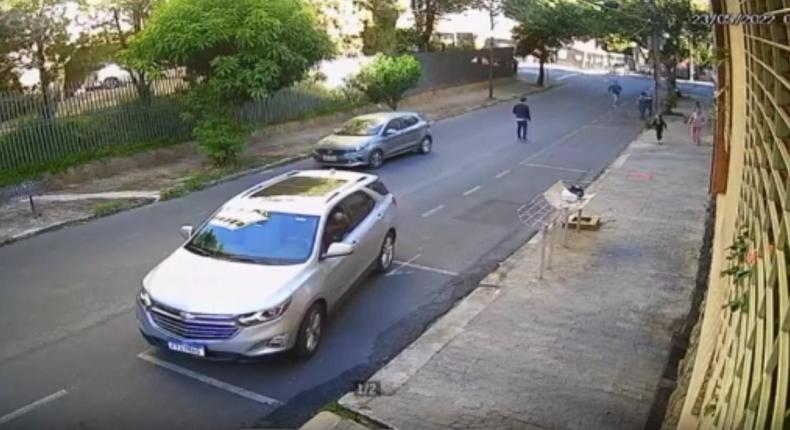 Cmeras de segurana pegaram o momento em que a advogada  esfaqueada em frente aos filhos