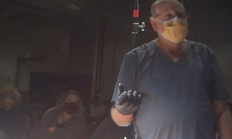 Medico realiza dissecao de corpo para pblico em espcie de show nos EUA