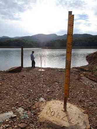Marcadores de nvel na barragem do Rio Manso do a dimenso da crise: projees so preocupantes(foto: LEANDRO COURI/EM/D.A PRESS)
