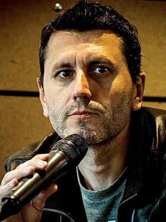 O escritor francs Frederic Martel olha para a cmera