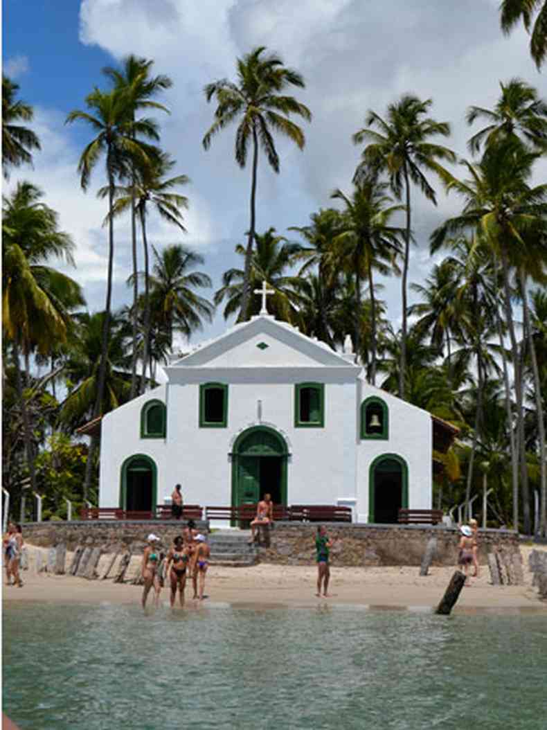 Construda no sculo 18, a famosa Igrejinha de So Benedito  carto-postal da Praia de Carneiros