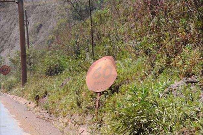 Placa indicativa de velocidade coberta de p� na BR-040, entre Belo Horizonte e Conselheiro Lafaiete: Dnit admite que tr�fego intenso de carretas de min�rio torna dif�cil manter a sinaliza��o limpa e vis�vel(foto: paulo filgueiras/em/d.a press)