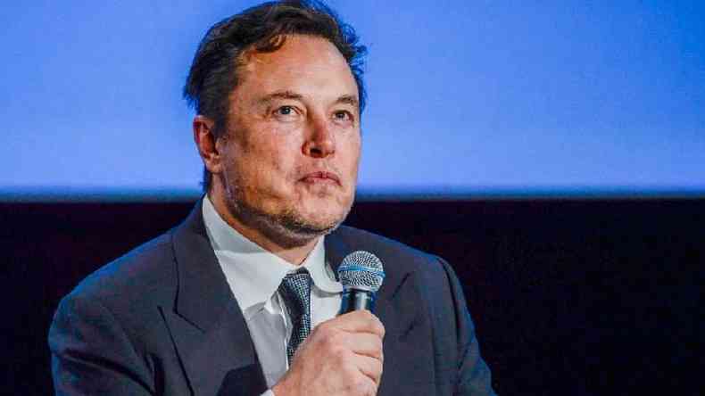Elon Musk fala durante evento
