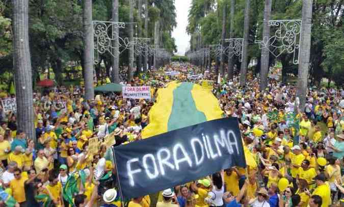 Em 2015, as manifestaes de rua pelo impeachment da presidente Dilma deixaram o governo acuado(foto: Luciane Evans/EM/D.A Press - 13/12/15)